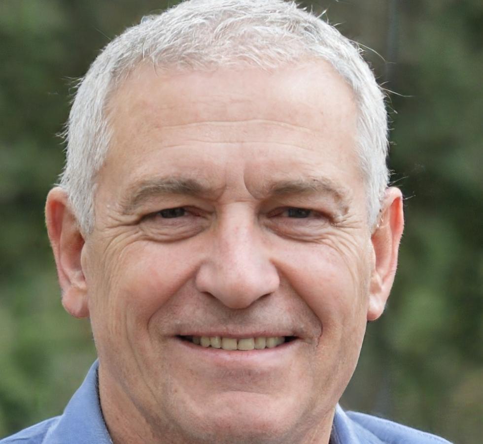 Retrato de Adrián Fuentes, analista financiero